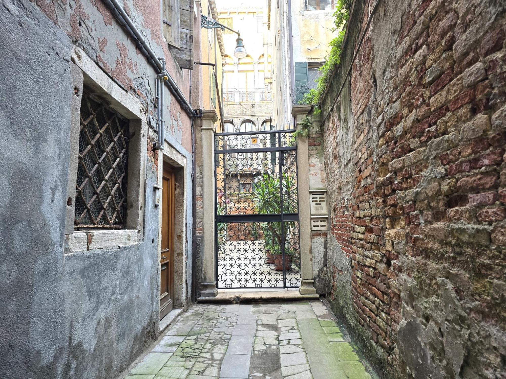 Cozy Studio With Canal View Venice Exterior photo
