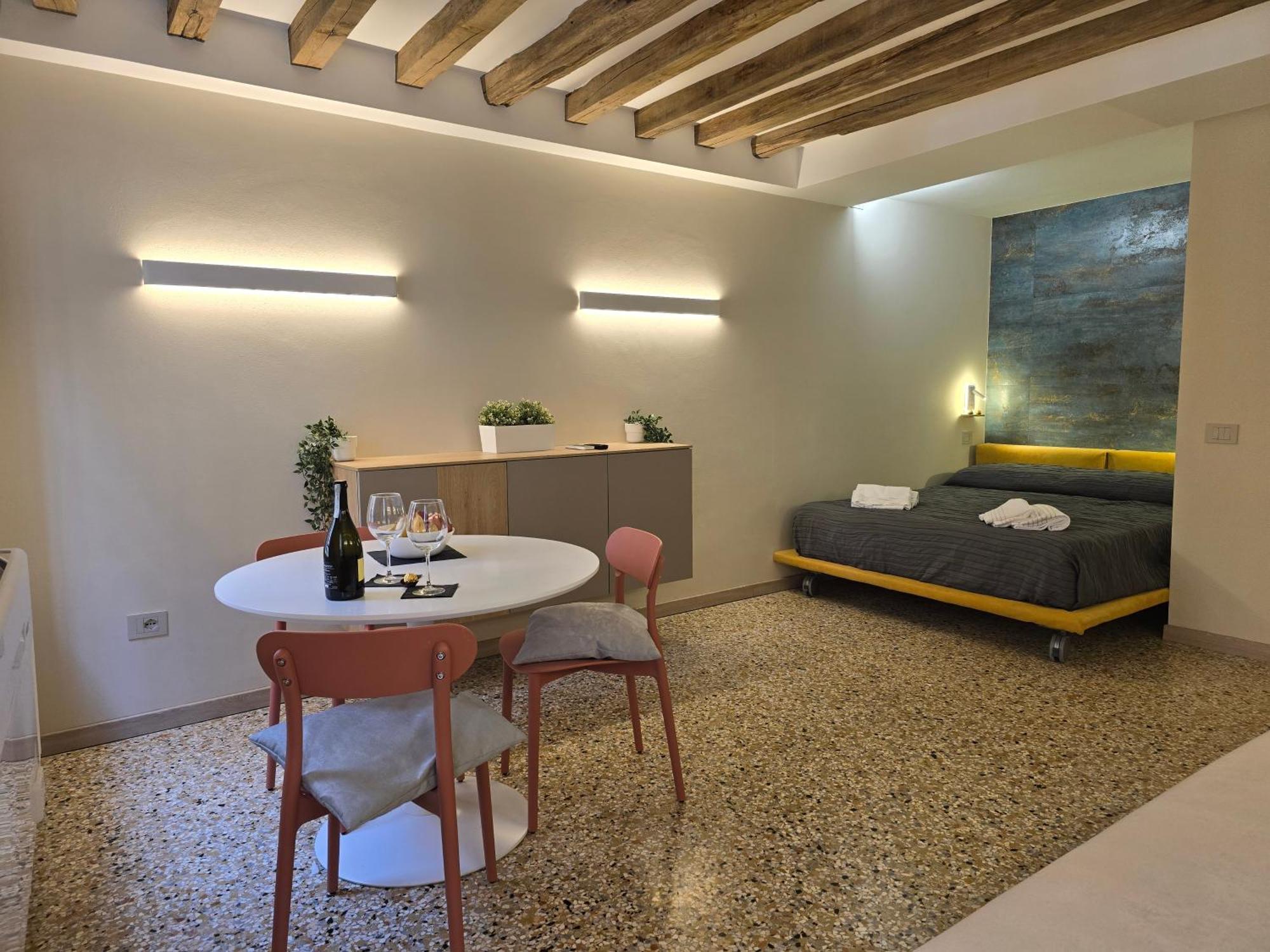 Cozy Studio With Canal View Venice Exterior photo