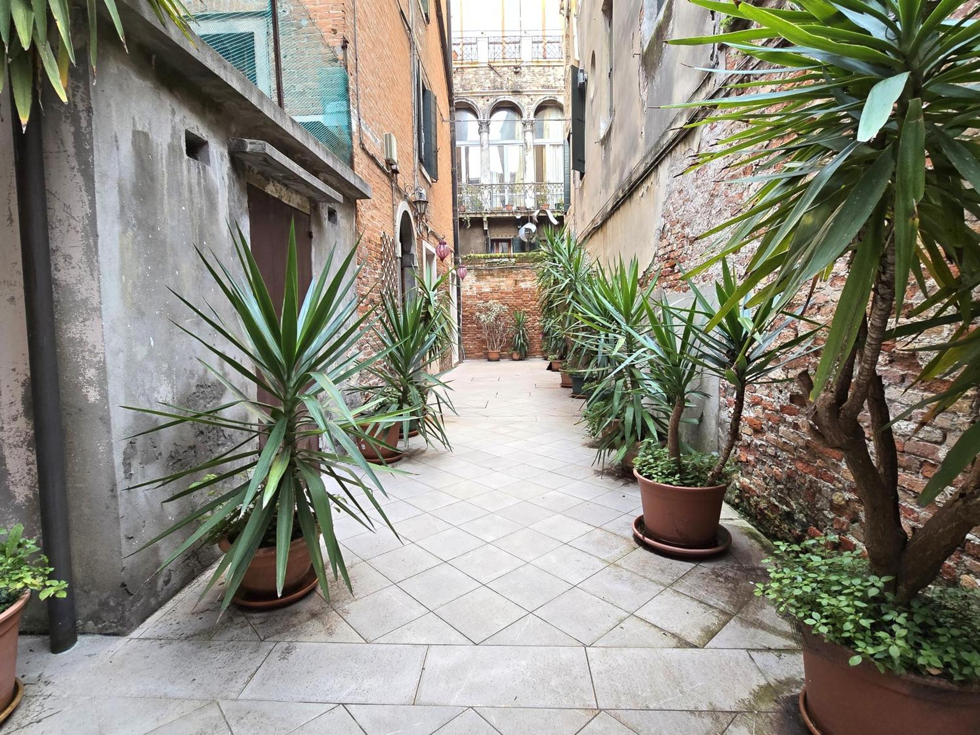 Cozy Studio With Canal View Venice Exterior photo
